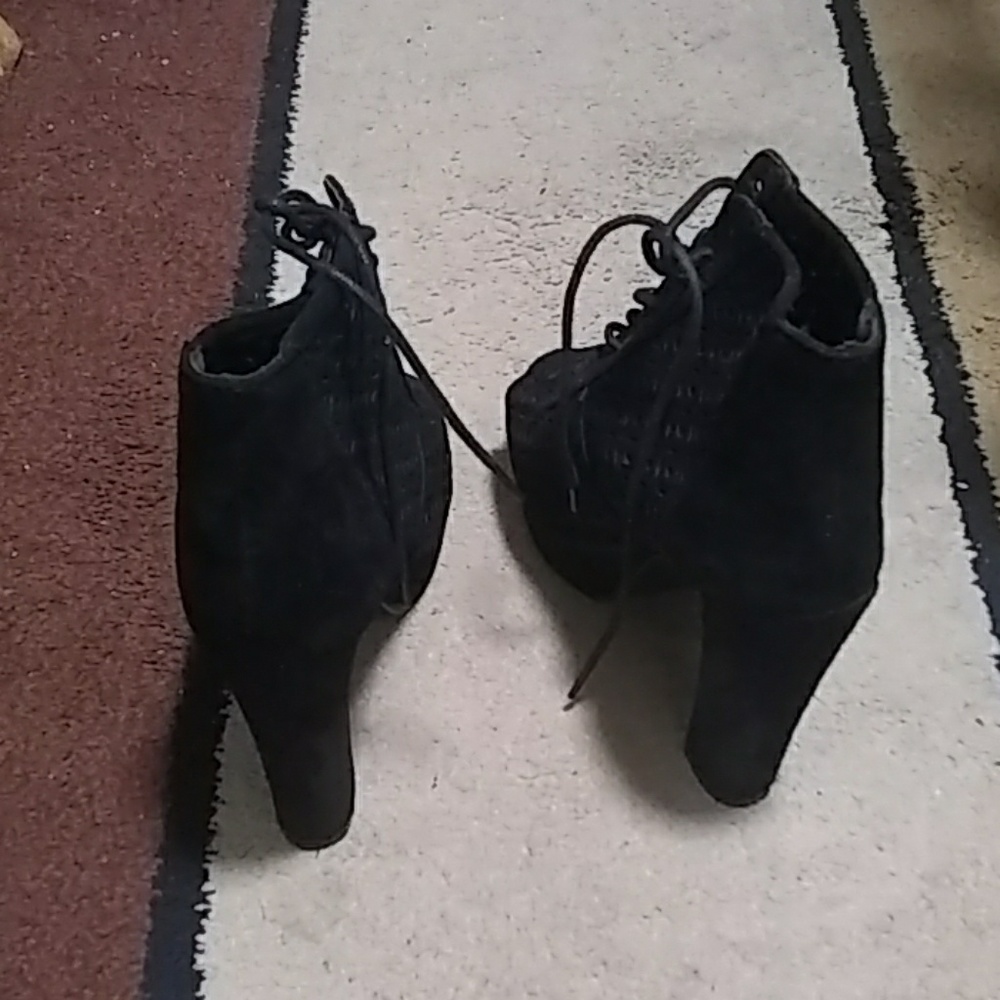 Heels - Picture 3 of 4